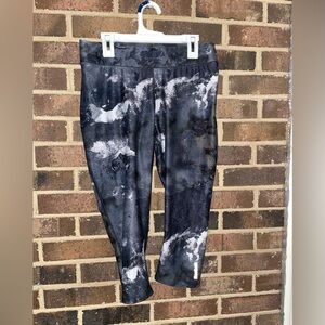 Reebok - Size Medium Black&White Athletic Capri Leggings